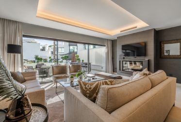 SUPERBE TOWNHOUSE SUR 4 NIVEAUX A ESTEPONA