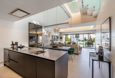 SUPERBE TOWNHOUSE SUR 4 NIVEAUX A ESTEPONA
