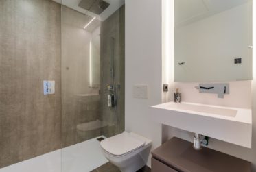 SUPERBE TOWNHOUSE SUR 4 NIVEAUX A ESTEPONA