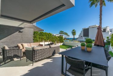 SUPERBE TOWNHOUSE SUR 4 NIVEAUX A ESTEPONA