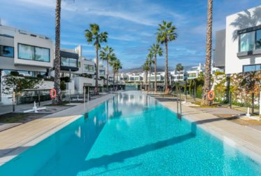 SUPERBE TOWNHOUSE SUR 4 NIVEAUX A ESTEPONA