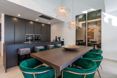 SUPERBE TOWNHOUSE SUR 4 NIVEAUX A ESTEPONA