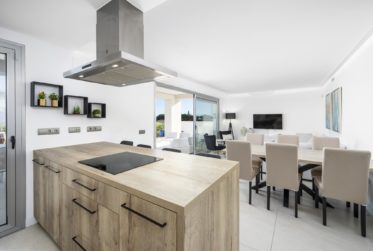 APPARTEMENT AVEC JARDIN ET VUE IMPRENABLE SUR LA MER !