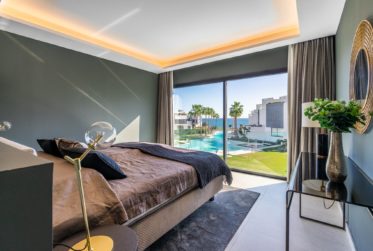 SUPERBE TOWNHOUSE SUR 4 NIVEAUX A ESTEPONA